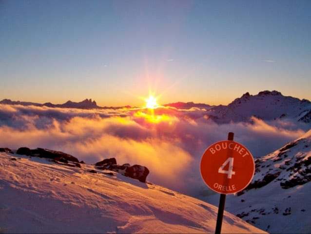 Panneau de la piste Bouchet au coucher du soleil, à Orelle