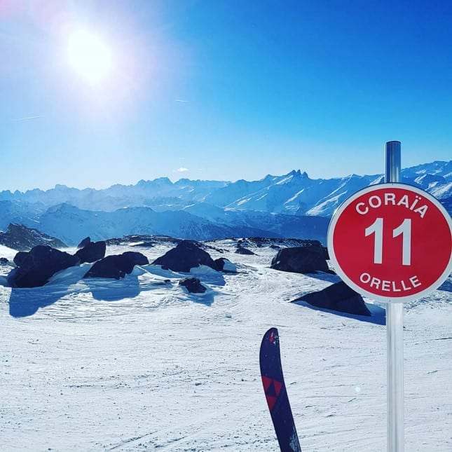 Panneau de la piste Coraïa à Orelle, face aux sommets